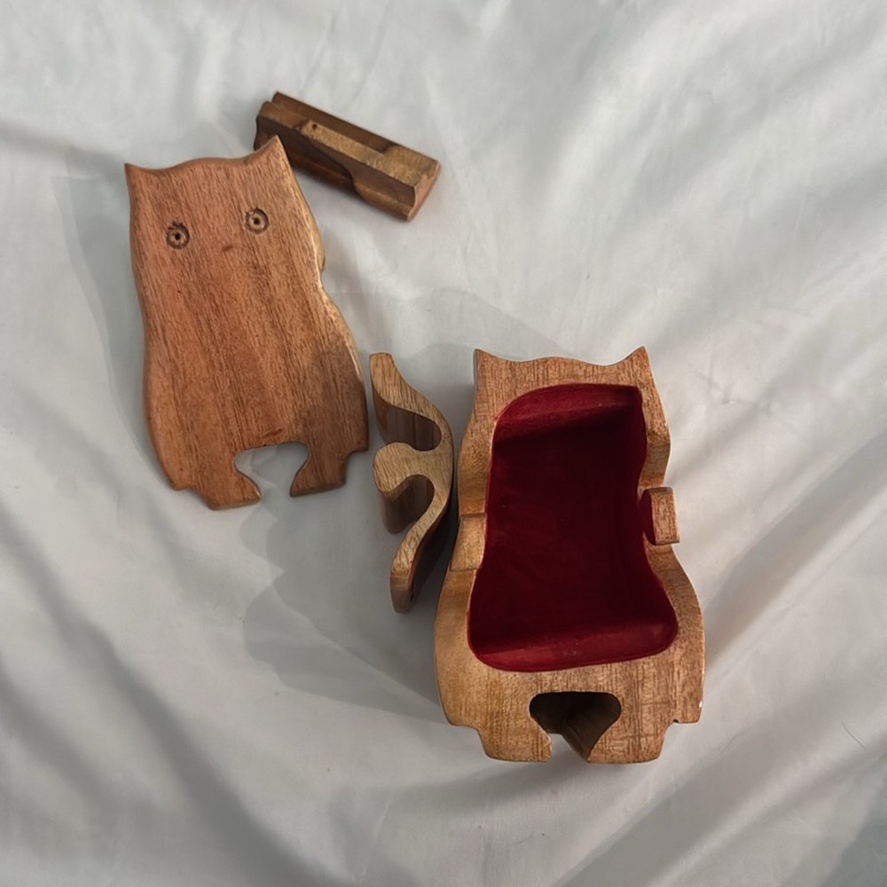 Puzzle cat container